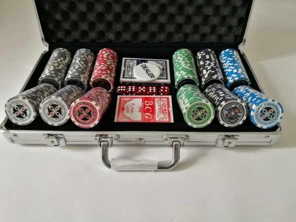 Set poker cu 300 chips-uri ABS 11,5g model ULTIMATE si servieta din aluminiu